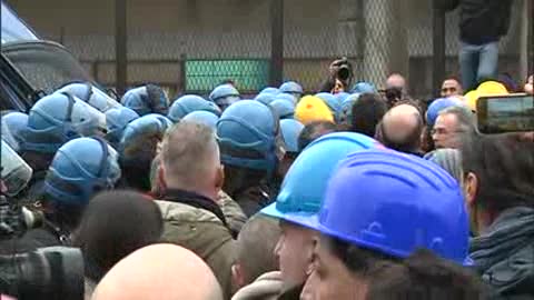 Ilva terzo giorno di protesta, lavoratori arretrano e poliziotti si tolgono maschere antigas