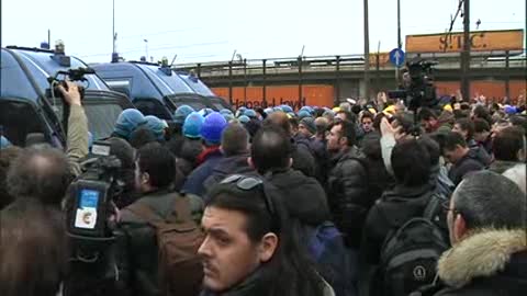 Ilva terzo giorno di protesta, la polizia toglie il blocco e il corteo riparte alle 11.15