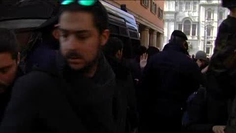 Tensione fra militanti e Forze dell'ordine durante flash mob FDI contro Unioni Civili