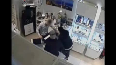 Napoli, la rapina finisce con una stretta di mano