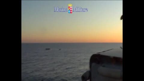 Marina militare soccorre 290 migranti nello stretto di Sicilia