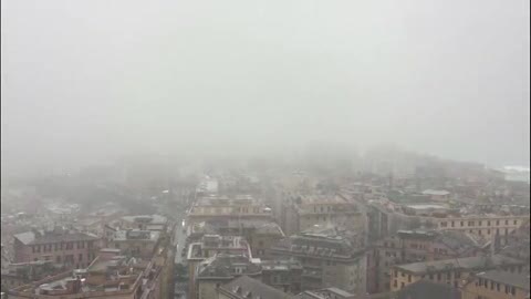 Nubi basse e pioviggine, e su Genova cala la nebbia