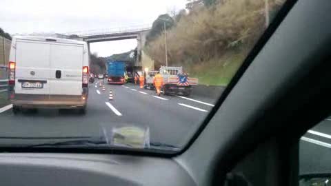 Camion in fiamme sull'A10, i veicoli in coda