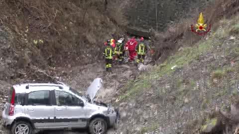 Auto finisce nel dirupo a Busalla: le immagini dei Vigili del Fuoco