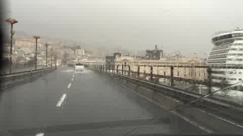 Piove (forte) e la Sopraelevata si allaga