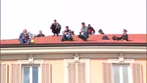 In piazza Colombo a Sanremo uomo minaccia suicidio da un cornicione