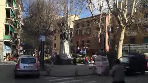 Viaggio in Liguria, la libraia nel mercato civico di Certosa