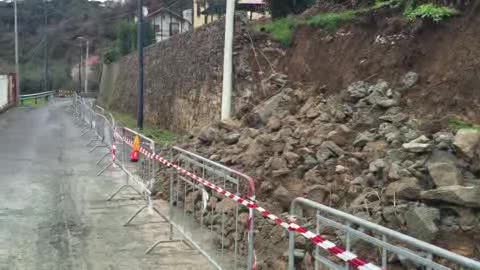 Frana in via Marmorassi a Savona, circolazione in difficoltà