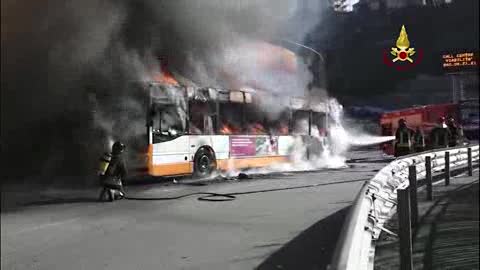 Genova, autobus prende fuoco sulla collina degli Erzelli