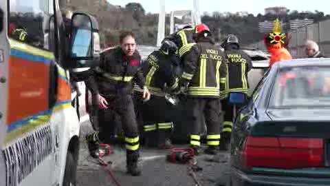 Auto ribaltata in autostrada a Genova Pegli, le immagini dei soccorsi