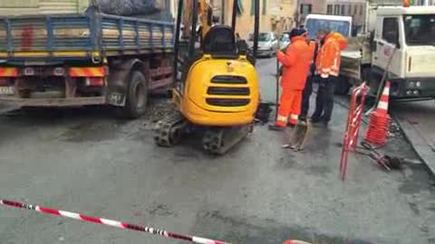 Salta tubatura dell'acqua in via del Lagaccio, disagi anche al traffico