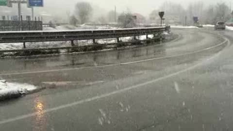 Allerta arancione neve, nevicata in corso ad Altare: viabilità regolare