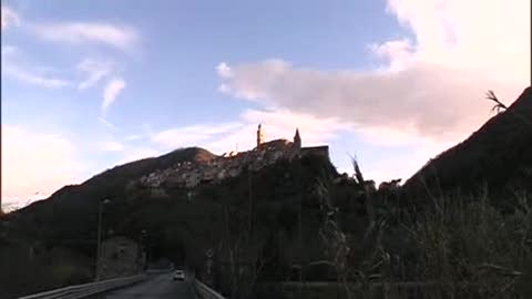 Allerta gialla, a Montalto Ligure cielo sereno e intorno montagne innevate