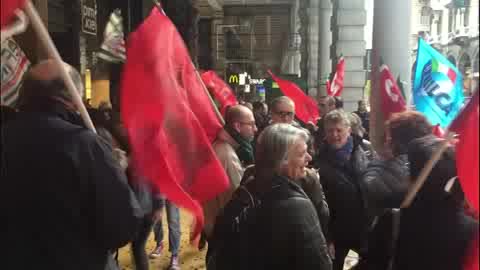 Protesta dei sindacati assicurativi durante un convegno del Sindacato nazionale agenti