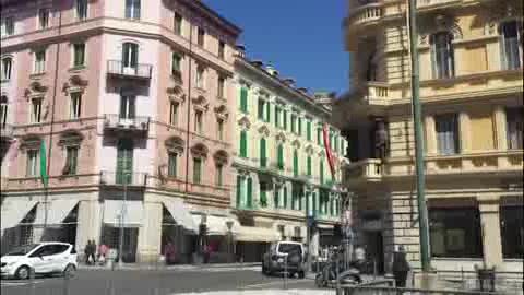 Sanremo, Corso Mombello addobbato con vessilli tricolori per accogliere i paracadutisti