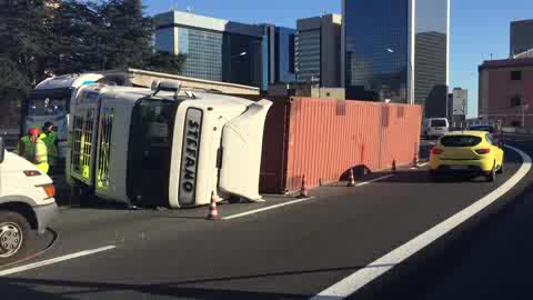 Paura all'uscita dell'autostrada, camion si ribalta a Genova Ovest