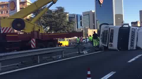 Camion ribaltato, le immagini del traffico