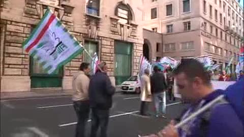 Sciopero metalmeccanici, il corteo dei lavoratori in via Brigata Liguria: 