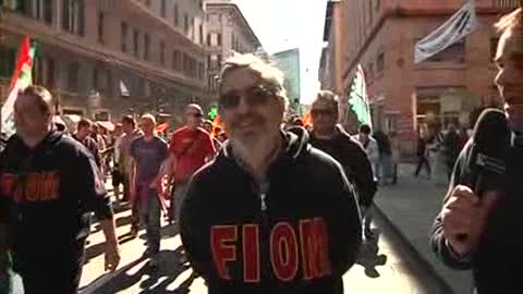 Sciopero metalmeccanici, il corteo dei lavoratori sfila in via XX Settembre