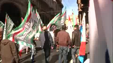 Sciopero metalmeccanici, il corteo raggiunge piazza De Ferrari. Centro di Genova bloccato