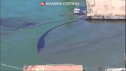 Petrolio nel Polcevera e in mare, le riprese aeree del torrente e del porto 