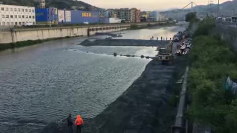 Petrolio nel Polcevera, barriere di ghiaia nel torrente