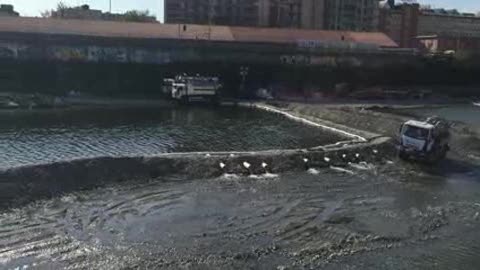 Petrolio nel Polcevera, lavori continui all'altezza del ponte di Cornigliano