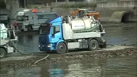 Petrolio nel Polcevera, sette autospurghi nel torrente continuano ad aspirare greggio