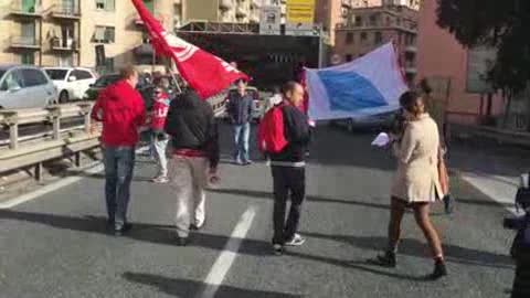 Appalti autostradali, i lavoratori in sciopero bloccano il casello di Genova Ovest