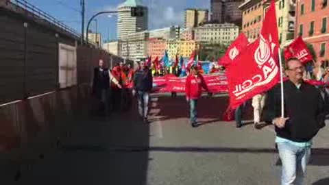 Appalti autostradali,  il corteo dei lavoratori verso la stazione marittima