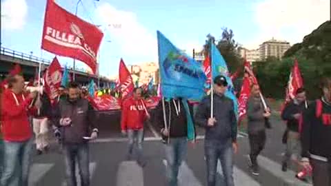 Appalti autostradali,  il corteo a metà percorso all'altezza della stazione marittima