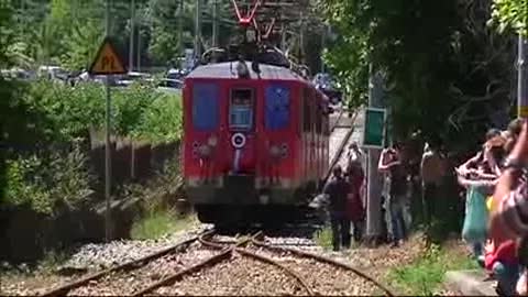 Riparte il trenino di Casella, l'arrivo alle 12.45 tra applausi, sirene e palloncini