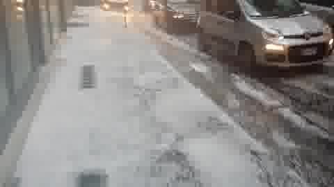 Violenta grandinata su Genova, strade bianche in centro