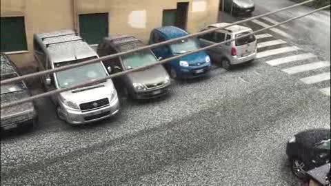 Violenta grandinata su Genova, la situazione in via Bertuccioni