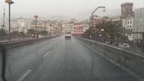 Violenta grandinata su Genova, la situazione sull'autostrada A10