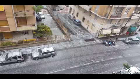 Violenta grandinata su Genova, la situazione in via Bracelli