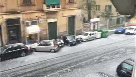 Maltempo, grandine su Genova: il termometro va giù in pochi minuti