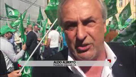 La rabbia degli agricoltori liguri, i trattori 'occupano' Piazza De Ferrari