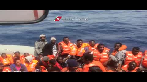 Motovedetta genovese salva 160 migranti al largo della Libia: le immagini