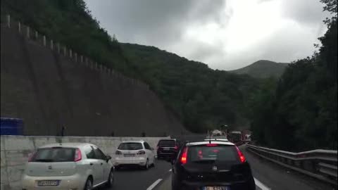 Auto in fiamme sulla A12, tre chilometri di coda