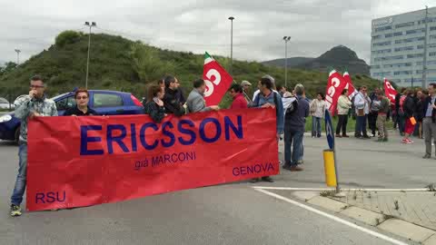 Ericsson, il corteo dei lavoratori scende dagli Erzelli