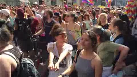 Liguria Pride, cinquemila in corteo per le strade di Genova nel ricordo delle vittime di Orlando