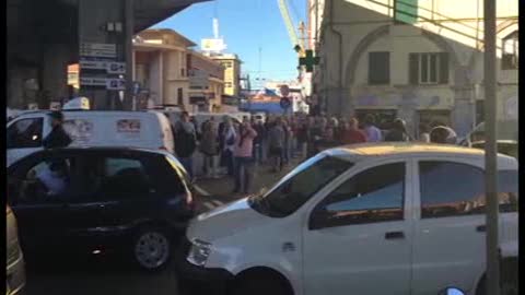 Mercato del pesce chiuso a Genova, le immagini della protesta di un migliaio di persone