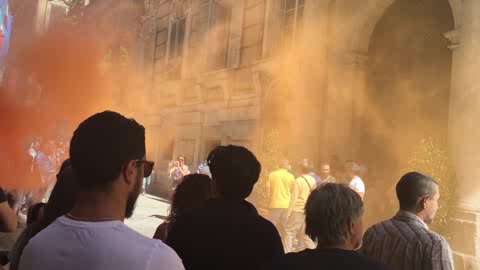 Mercato del pesce chiuso a Genova, la protesta davanti a Palazzo Tursi: le immagini 