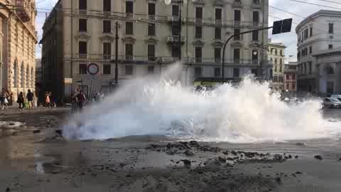 Esplode un tubo a Principe, piazza Acquaverde allagata: il meglio dei video su Facebook (4)