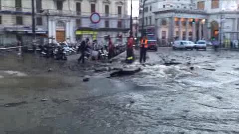 Esplode un tubo a Principe, piscina e voragine in piazza Acquaverde