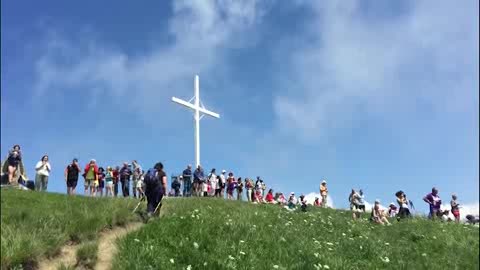 Due vescovi con gli scarponi per la prima volta salgono insieme sul Monte Antola