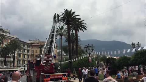 Panegirico a Rapallo, una palma prende fuoco sul Lungomare