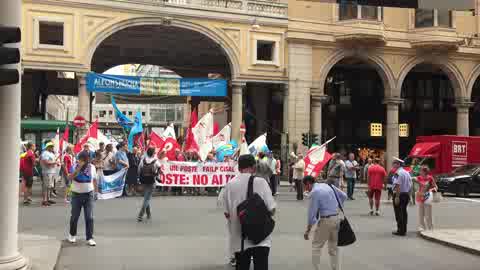 Sciopero delle Poste, cori da stadio in via XX Settembre