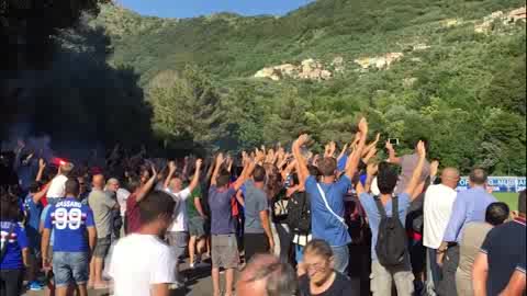 Sampdoria, a Bogliasco l'abbraccio di mille tifosi alla squadra di Giampaolo: le immagini